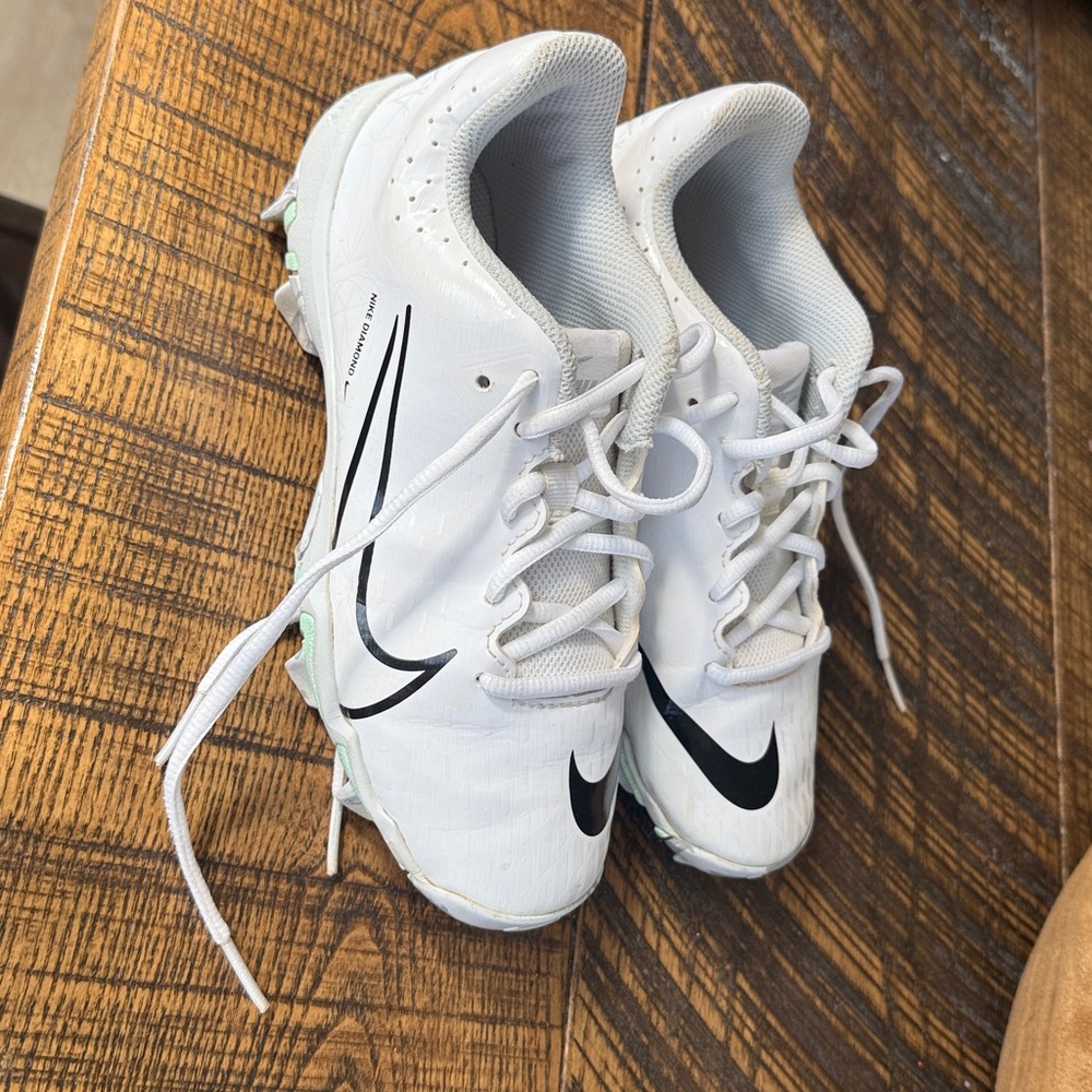 Nike cleats hyperdiamond4 softball fastflex girls 3.5Y molded white black detail